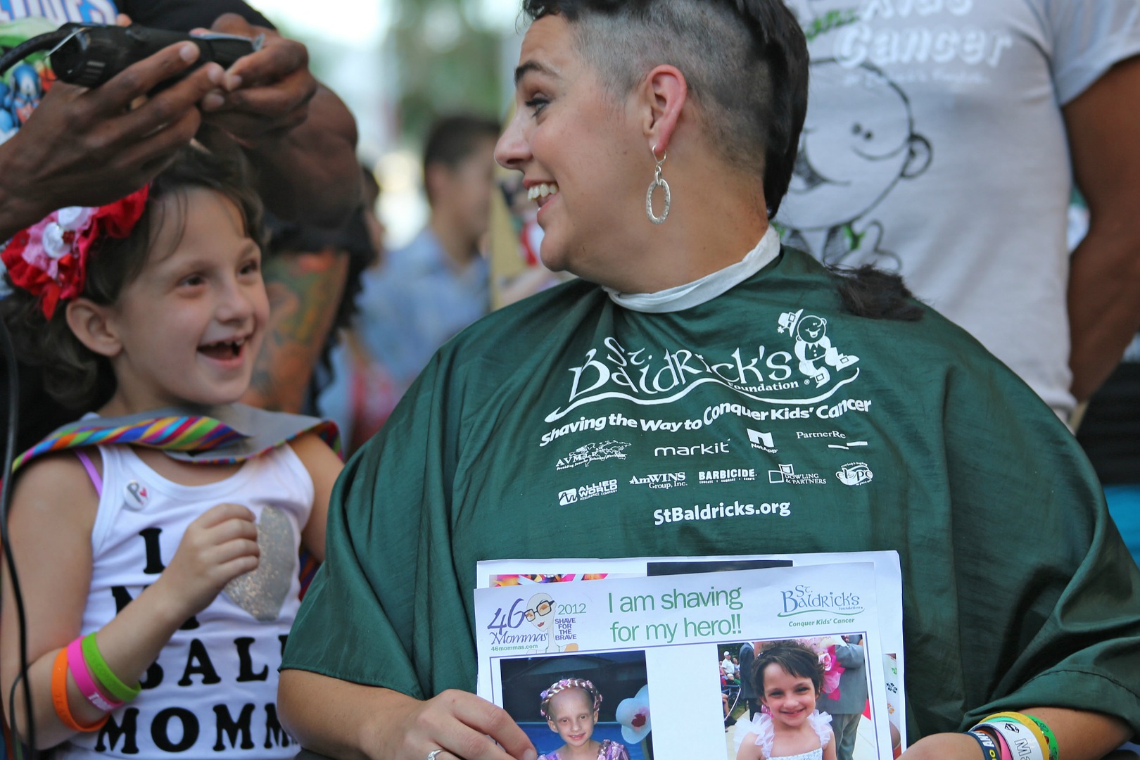 46-Mommas-mother-and-daughter-childhood-cancer-head-shaving