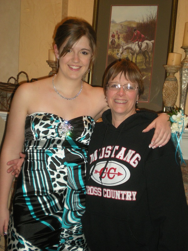 Jessica and her mom before Jessica's prom