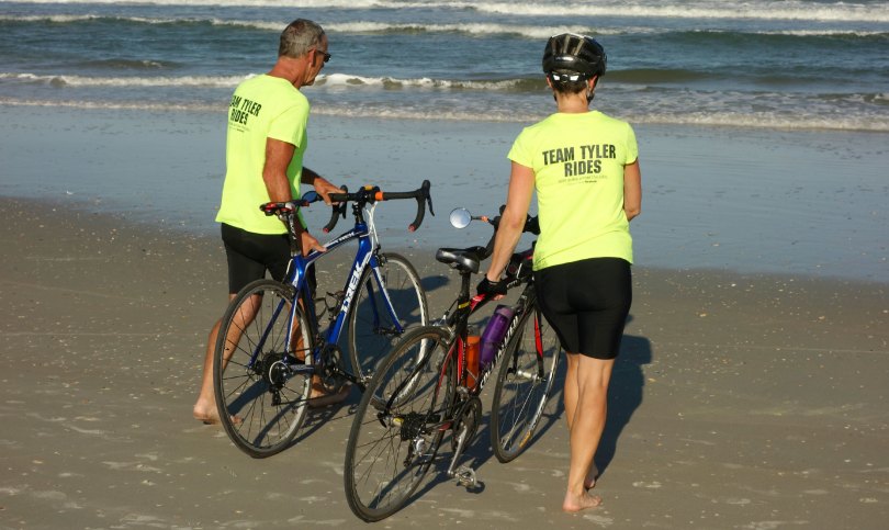 Kim and Jon at the Atlantic Ocean with their bikes